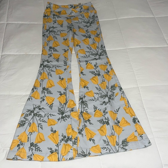 NWT!Free People floral print bell bottom jeans size 25. - Picture 2 of 6